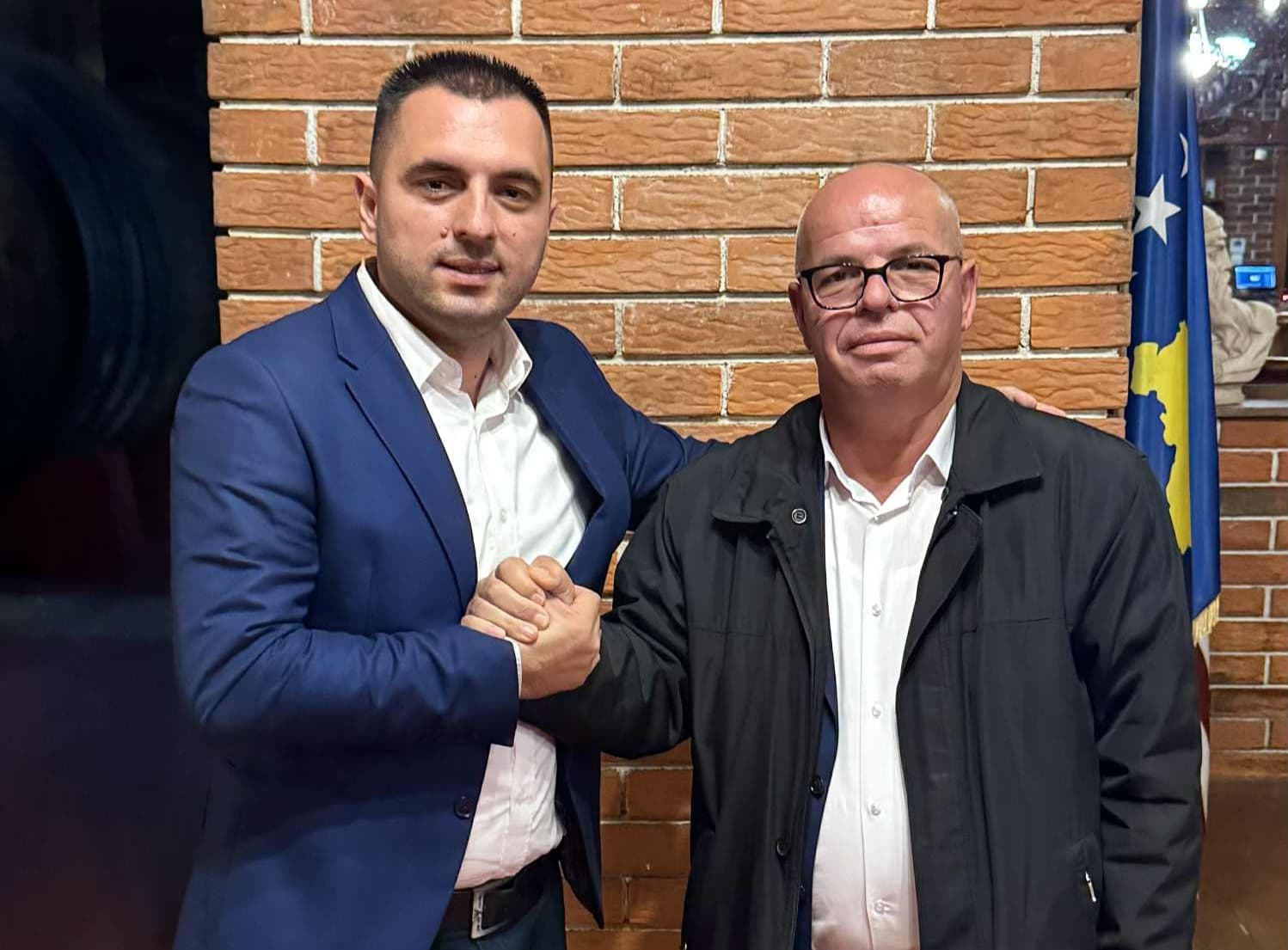 Fahri Fazliu i ri, nipi i dy heronjve të kombit, Fahri dhe Bahri Fazliu, së bashku me kryetarin e Rahovecit, Smajl Latifi