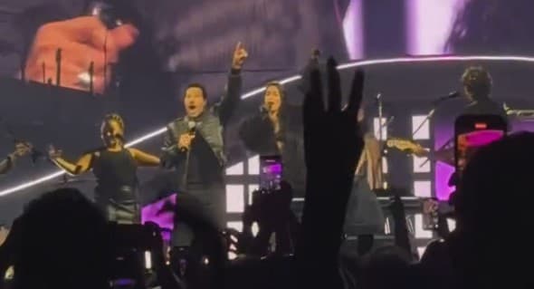 Dua Lipa performon krahas Lionel Richie-t
