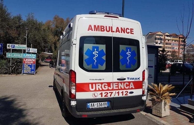 Përplasen dy makina në Durrës, plagosen dy të moshuar