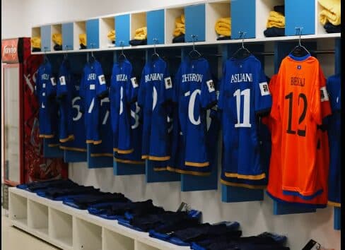 Kosova gati për Slloveninë, ”Dardanët” luajnë me fanellat e kaltërta, pamje nga zhveshtorja