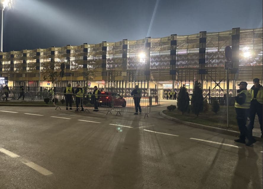 Qetë para stadiumit “Dubocica” në Leskovac, kanë mbetur edhe pak minuta deri te ndeshja Serbi – Shqipëri