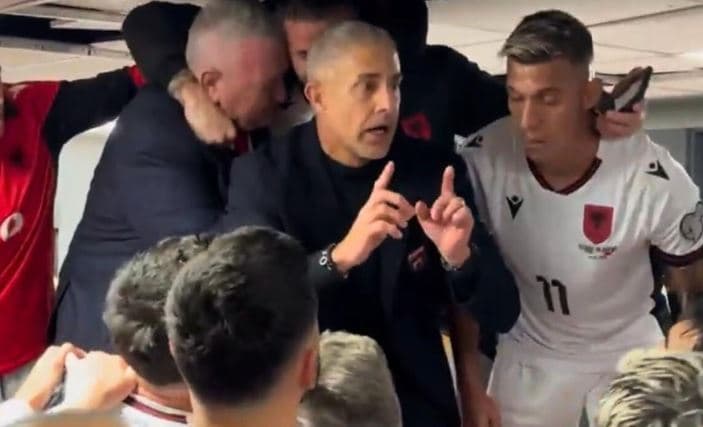 Kjo ishte festa e futbollistëve në dhomat e zhveshjes, Sylvinho hipi mbi tavolinë për t’i thënë disa fjalë…!