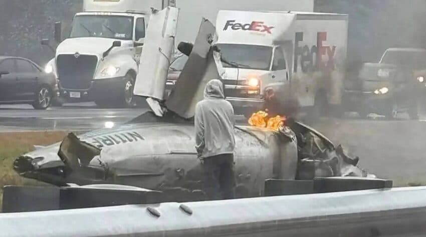 Avioni rrëzohet në mes të autostradës në SHBA dhe bëhet copash, vdesin personat në bord