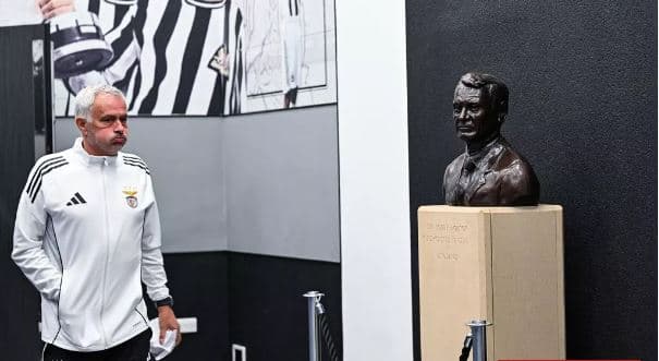 Jose Mourinho i bën një homazh të bukur Sir Bobby Robsonit