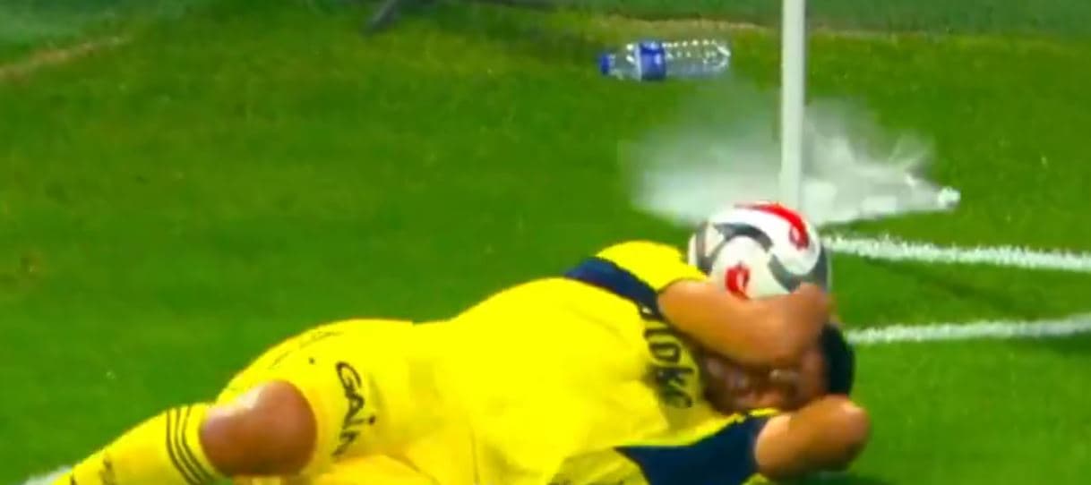 Goditet me shishe në kokë, Asensio ua mbyll gojën me një supergol