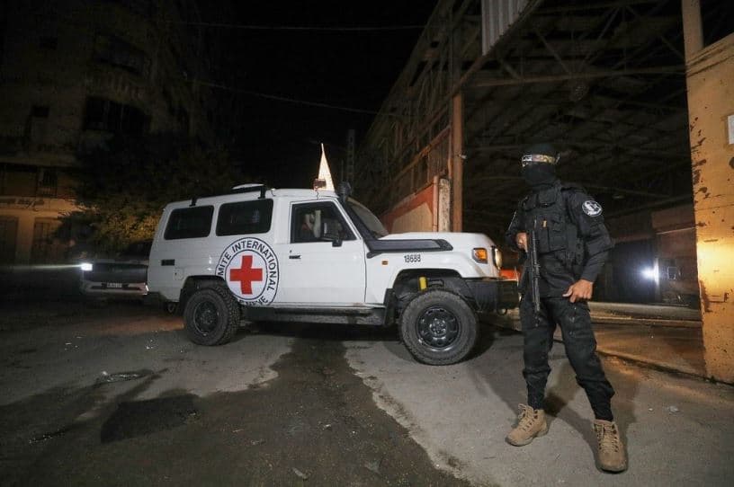 Izraeli dorëzon trupat e 45 palestinezëve pasi Hamasi ktheu mbetjet e 3 ushtarëve