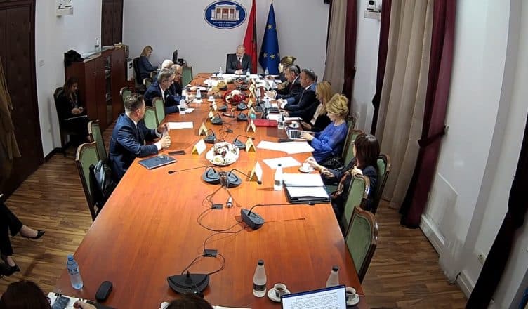 Debate PS-PD për “gjininë”, opozita kundërshton në Komisionin e Jashtëm projektligjin