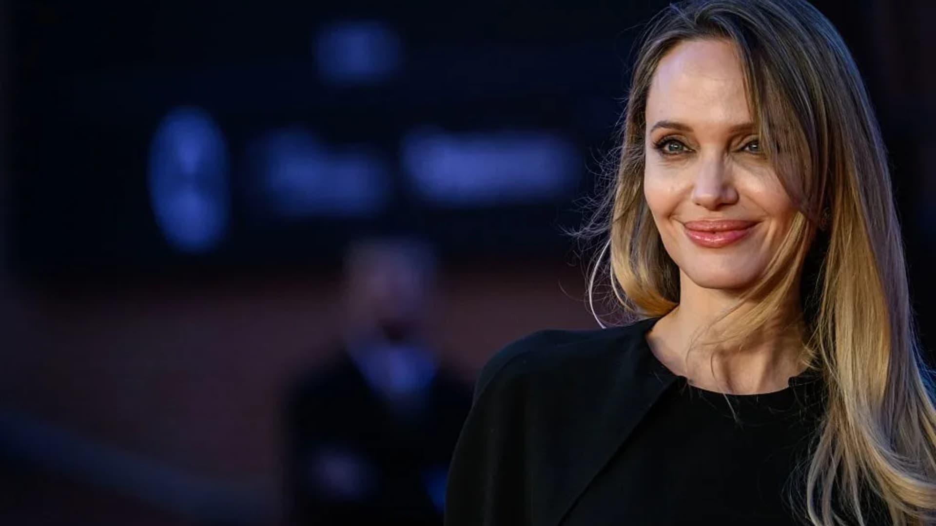 Angelina Jolie viziton qytetin ukrainas Kherson – vizitë me karakter humanitar në zonën e konfliktit