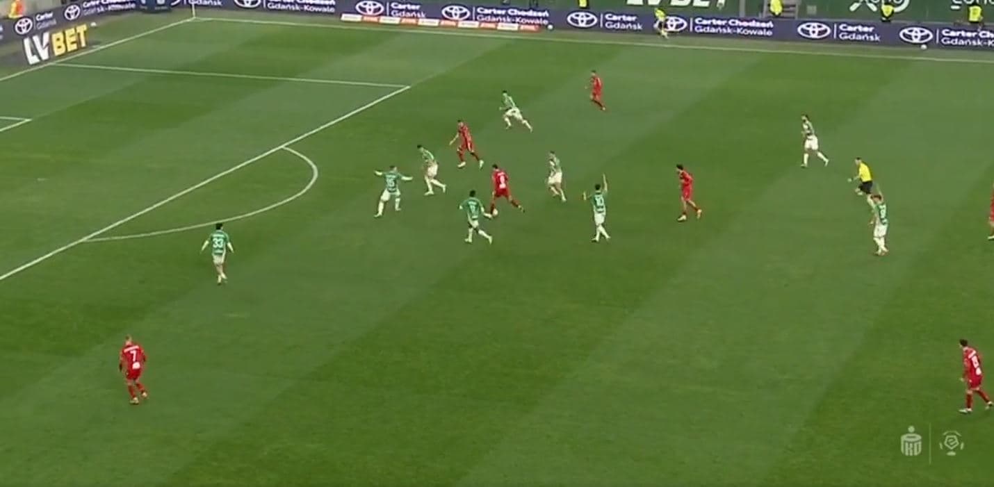 Juljan Shehu bën një super asist në humbjen e Widzew Lodzit
