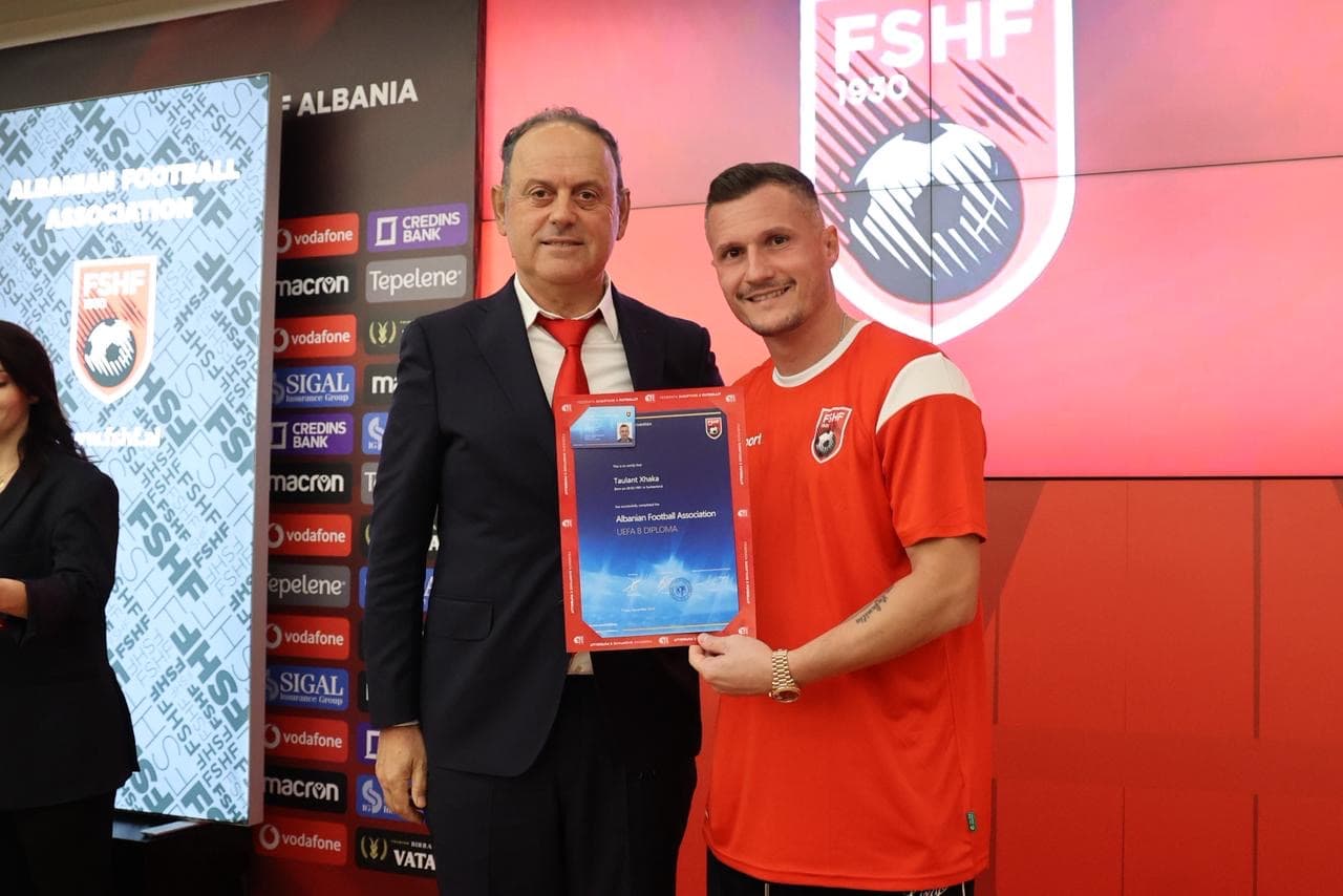 32 trajnerë shqiptar diplomohen me licencen UEFA B, në mesin e tyre Taulant Xhaka e Ahmed Januzi