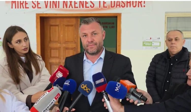 Kandidati i opozitës: Në Cerrik, persona të paautorizuar rrinë jashtë QV-ve dhe intimidojnë qytetarët