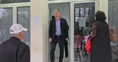 Bashkia në zgjedhje pas dorëheqjes së tij, Ermal Dredha voton për kryetarin e ri të Vlorës