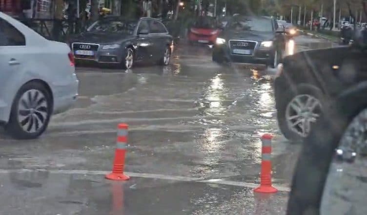 Rrugët “pushtohen” nga uji, reshjet e shiut krijojnë probleme në qarkullimin e mjeteve në Vlorë