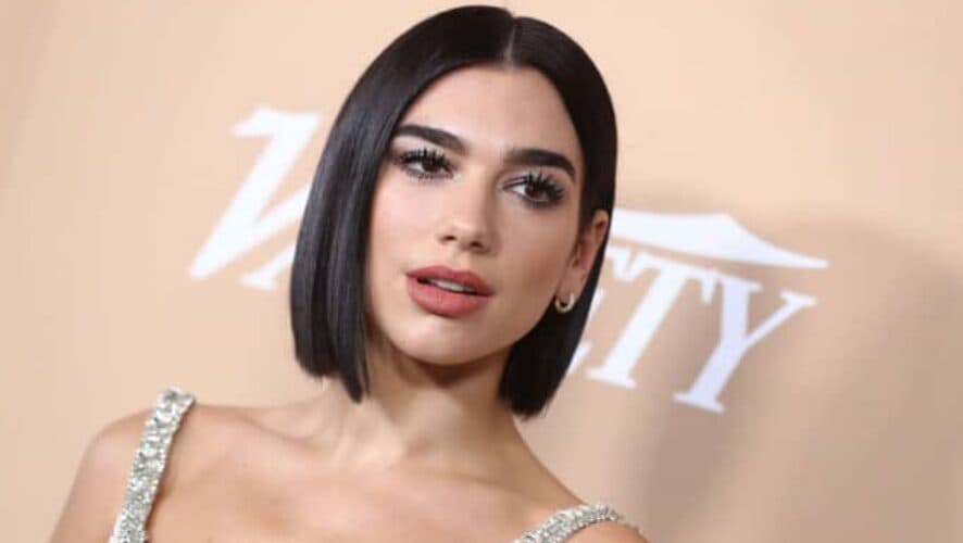 Dua Lipa dhe yje të tjerë i kërkojnë kryeministrit britanik të ndalë abuzimin me çmimet e biletave
