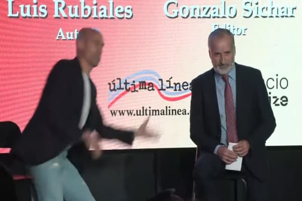 ​Po prezantonte librin e tij në Madrid, ish-presidenti i Federatës Spanjolle të Futbollit goditet me vezë nga xhaxhai i tij