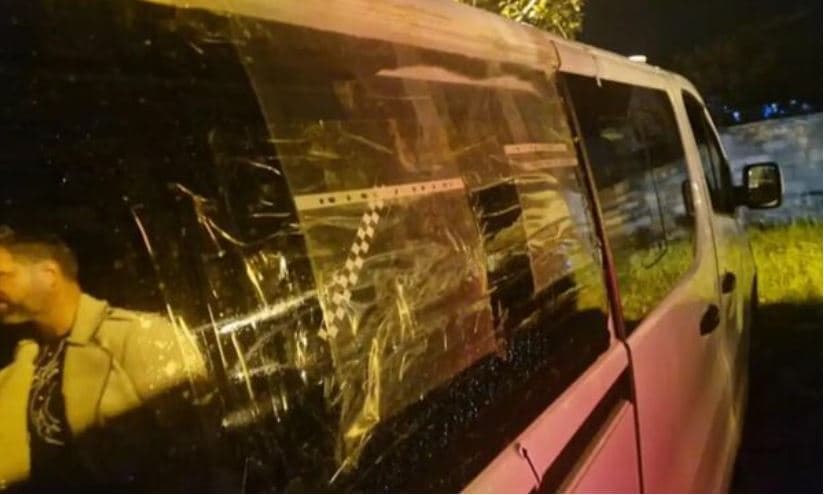 Huliganët në Mal të Zi sulmuan tifozët kroatë, u bllokuan rrugën dhe shkatërruan automjete me shufra hekuri