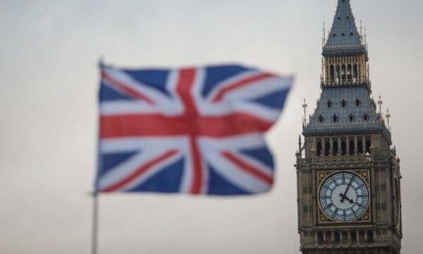 Leje qëndrimi vetëm pas 20 vitesh, Britania shpall politikën më të ashpër të azilit në vite