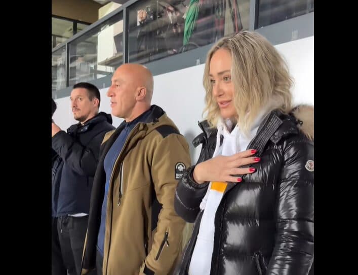 Haradinaj me bashkëshortën në mbështetje të Kosovës: Krenaria jonë në fushë, të gjithë sonte me ju