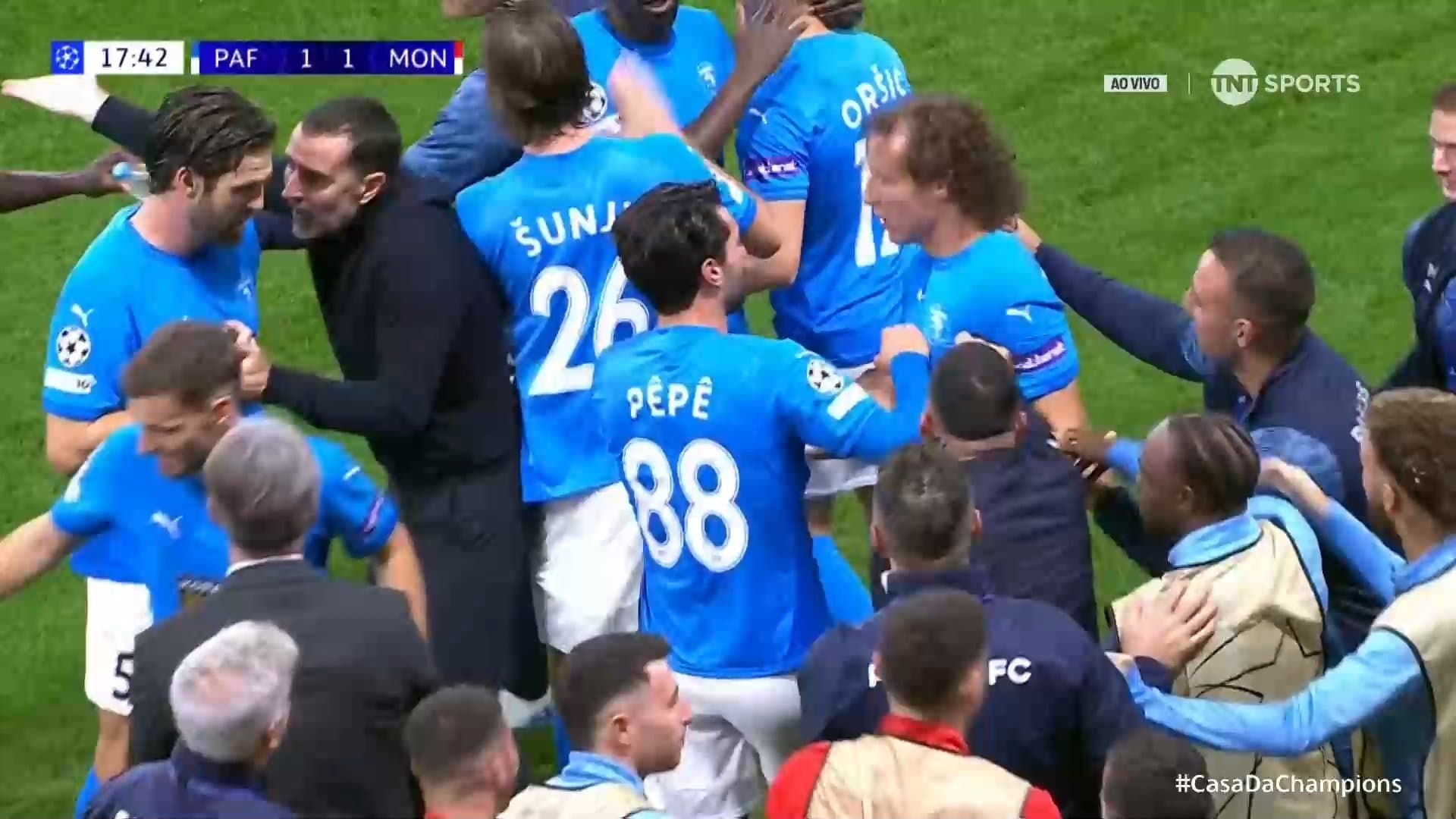 Si në kohërat e arta, 38-vjeçari brazilian shënon gol të bukur në Champions (VIDEO)