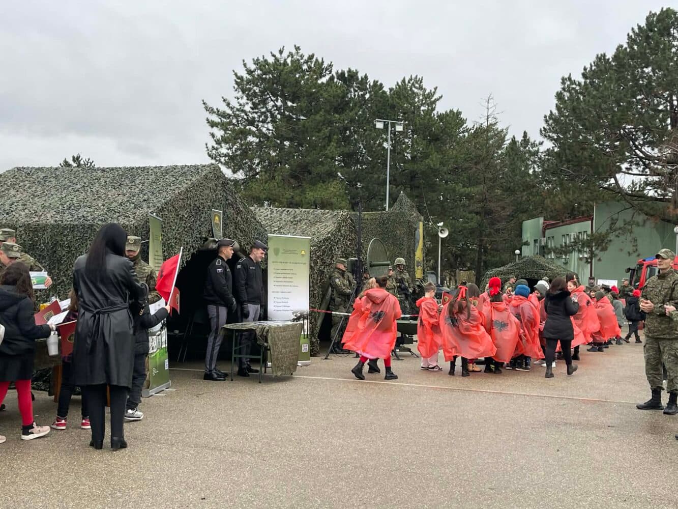 Nxënësit në kazermën “Adem Jashari” pyesin ushtarët: A frikësoheni nga lufta?