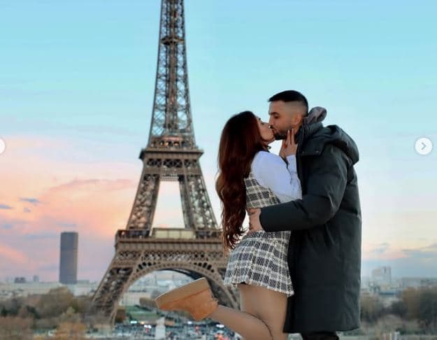 Melinda publikon foto romantike nga Parisi, puthet në buzë me të dashurin