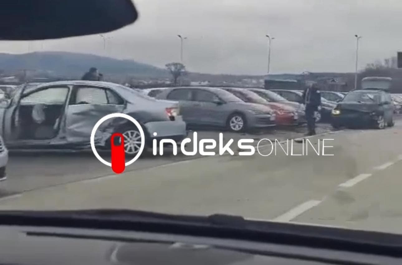 Featured image for Aksident në afërsi të aeroportit “Adem Jashari”, përfshihen dy vetura