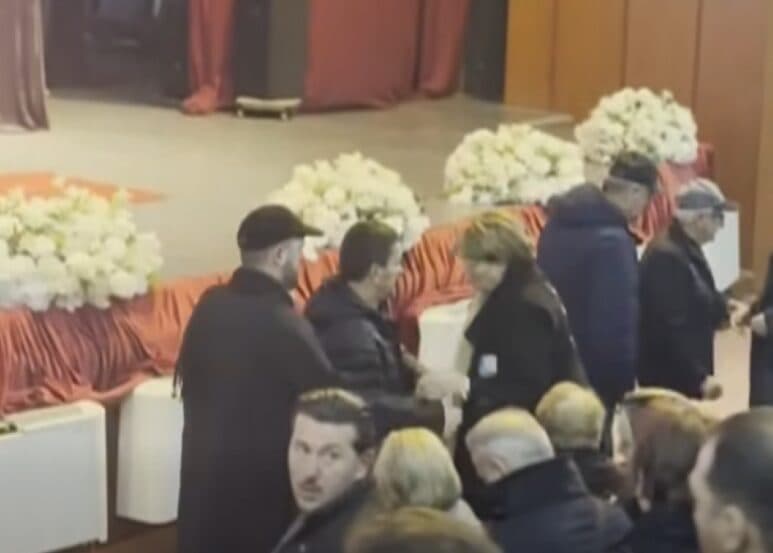 Varrimi i Shpat Kasapit, nëna e këngëtarit ngushëllohet nga vizitorë në Pallatin e Kulturës në Tetovë