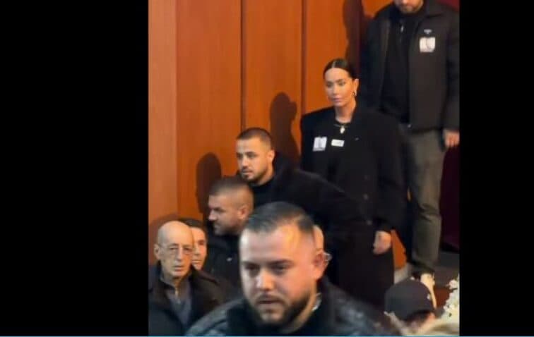E prekur dhe me lot në sy, Dafina Zeqiri e pranishme në homazhet për Shpat Kasapin