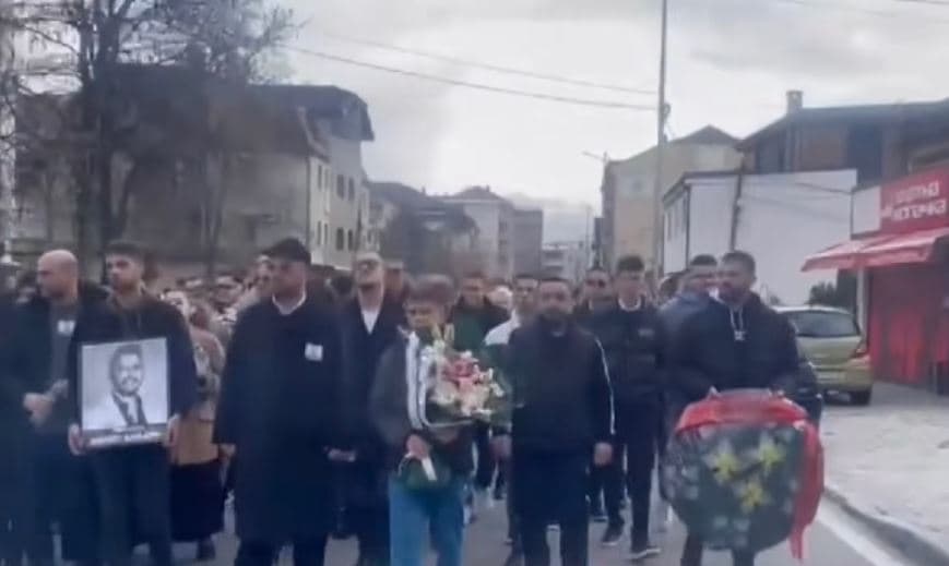 Familjarë, miq e kolegë përcjellin Shpat Kasapin për në banesën e fundit