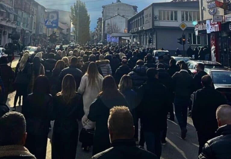 Shpat Kasapi përcillet për në banesën e fundit