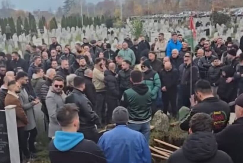 Mes shumë të pranishmëve, varroset Shpat Kasapi në vendlindje