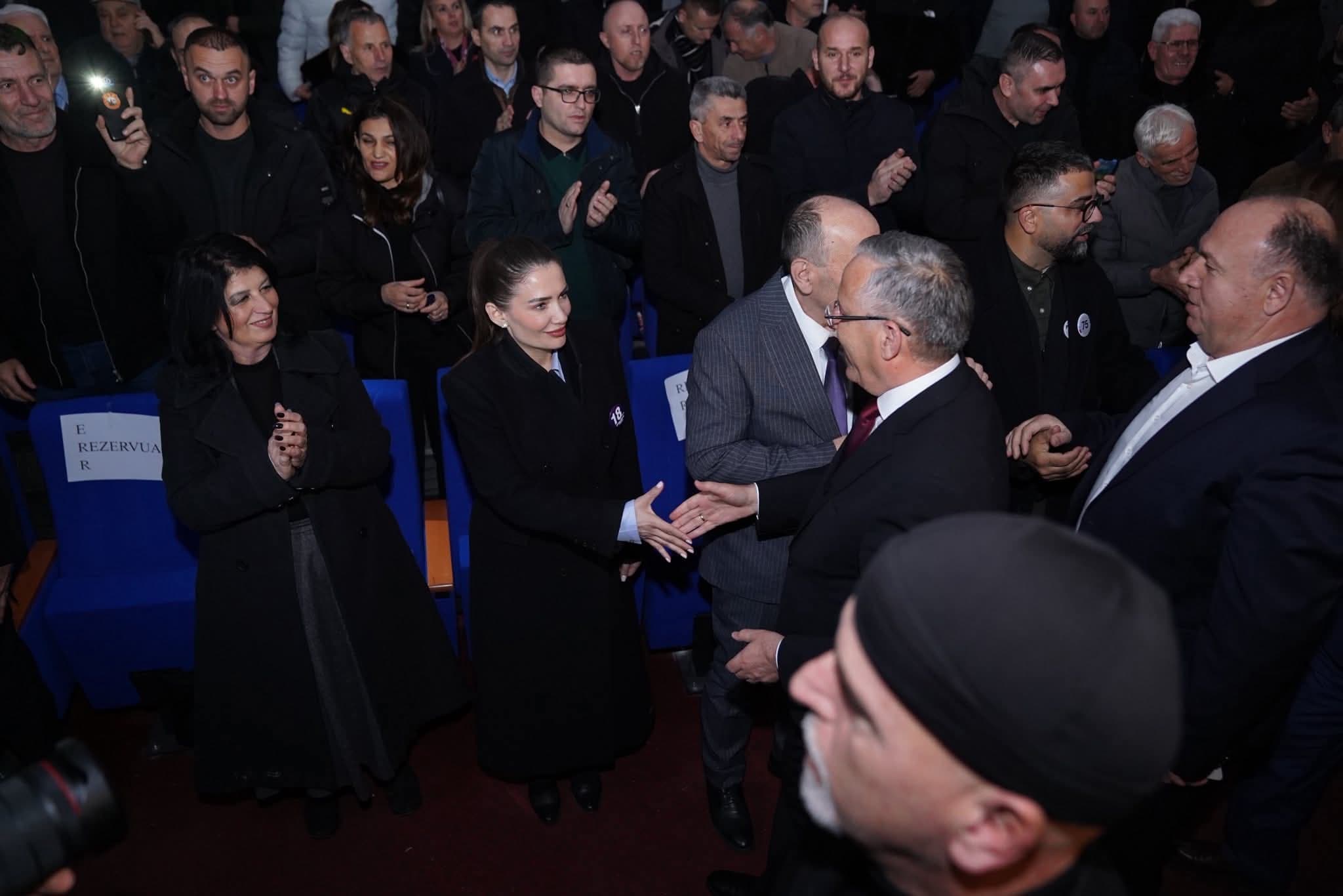 Kur qyteti flet njëzëri: Klinë, pritje madhështore për Ariana Musliu Shoshin (FOTO)