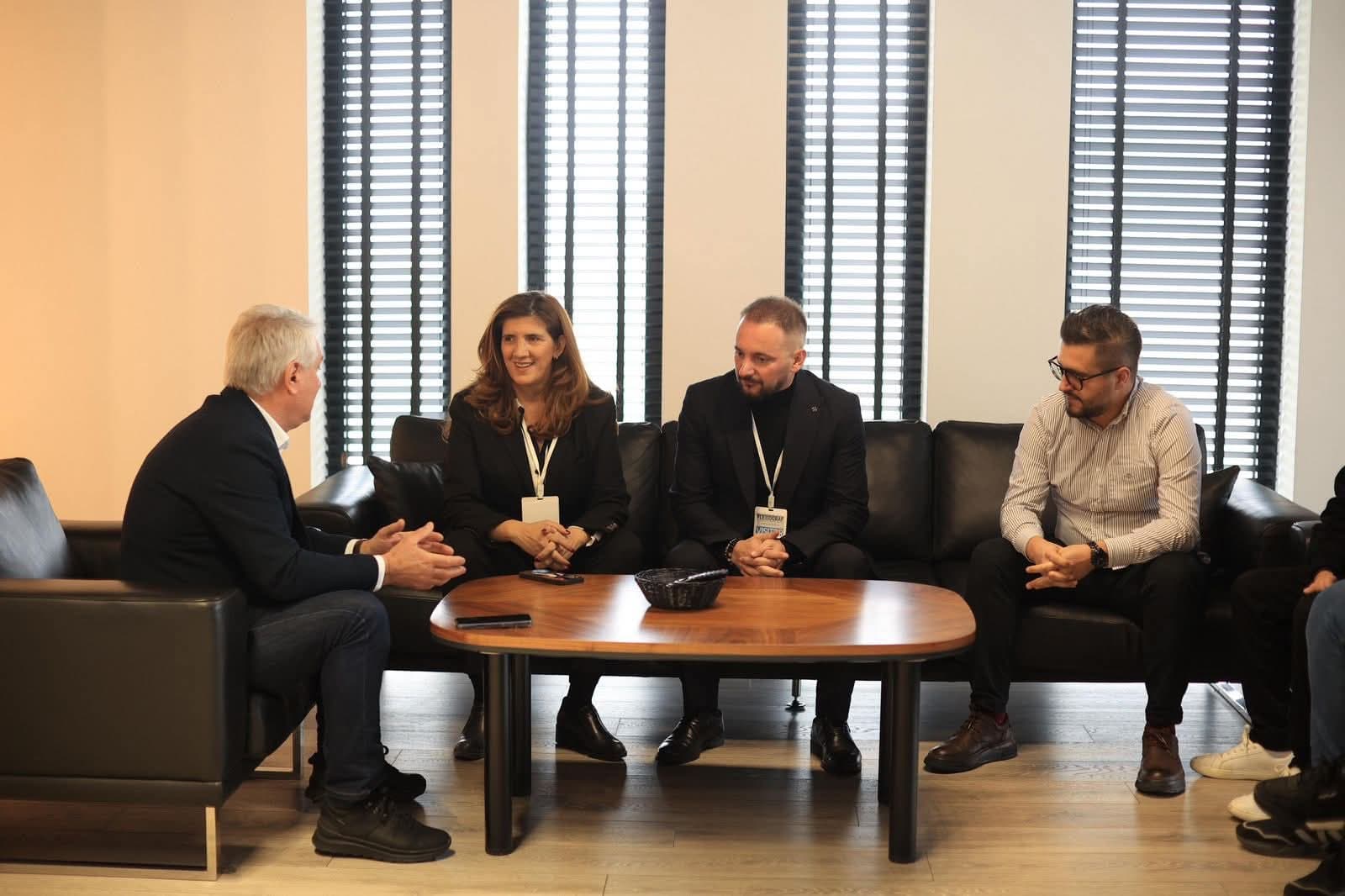 “Gjilani mirëpret forcën e PDK-së: Ganimete Musliu mes njerëzve të suksesit”