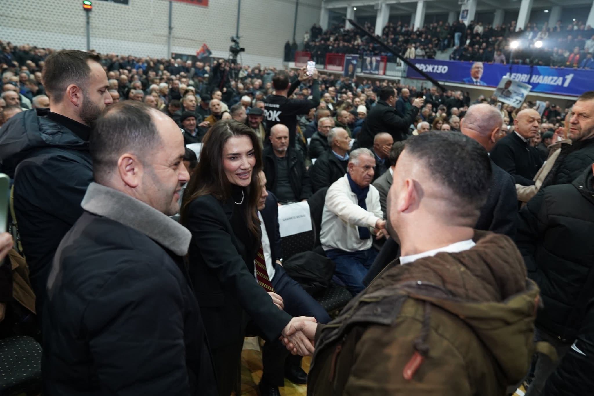 Skenderaj Ngritet, Kosova Fiton: Ariana Musliu Shoshi përçon Shpresë dhe Forcë nga Vendlindja