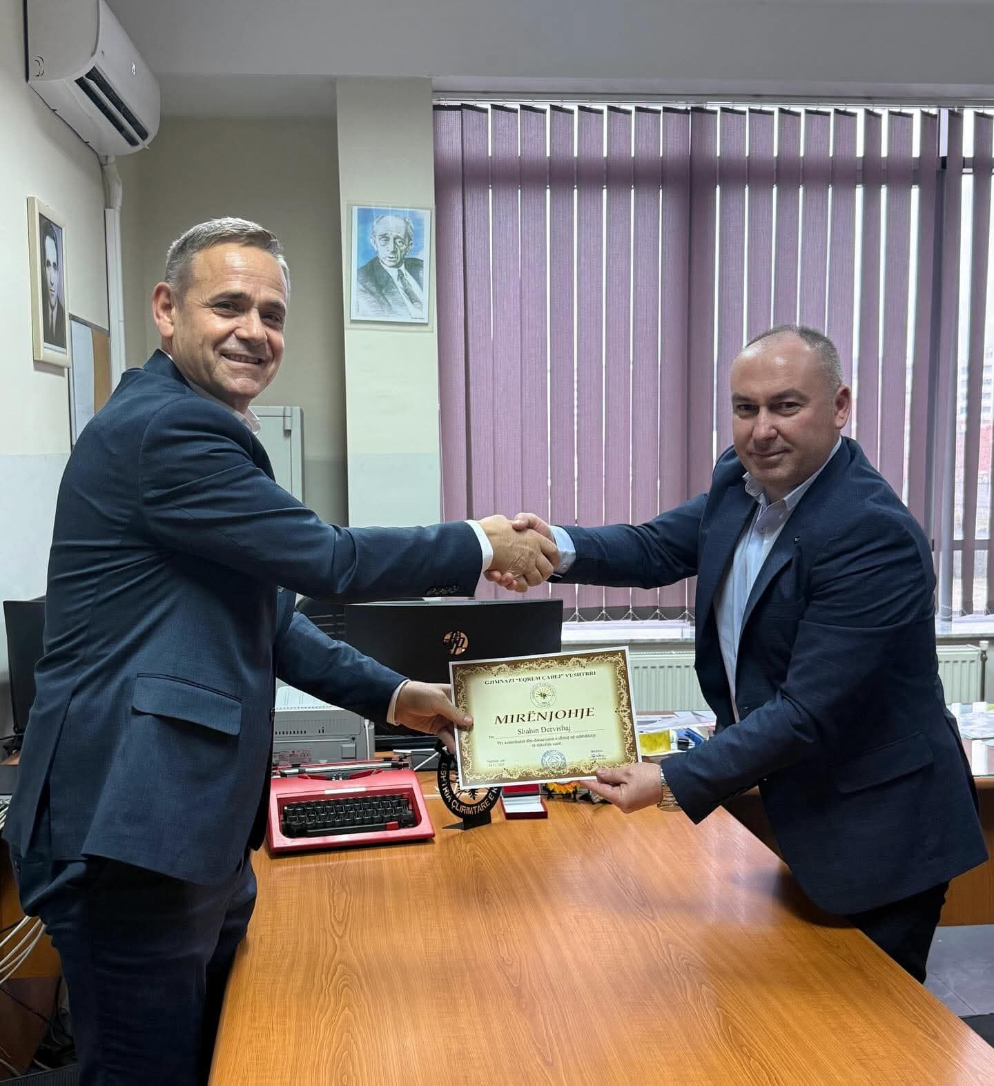 77-shi i PDK-së, Shahin Dervishaj, jo vetëm politikan, por humanist i madh, investon në të ardhmen e Gjimnazit ‘Eqrem Çabej’ në Vushtrri” (FOTO)