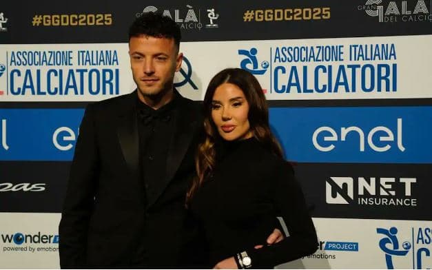 Featured image for Amir Rrahmani në Formacionin e Vitit në Itali shfaqet përkrah partneres Drita Stublla