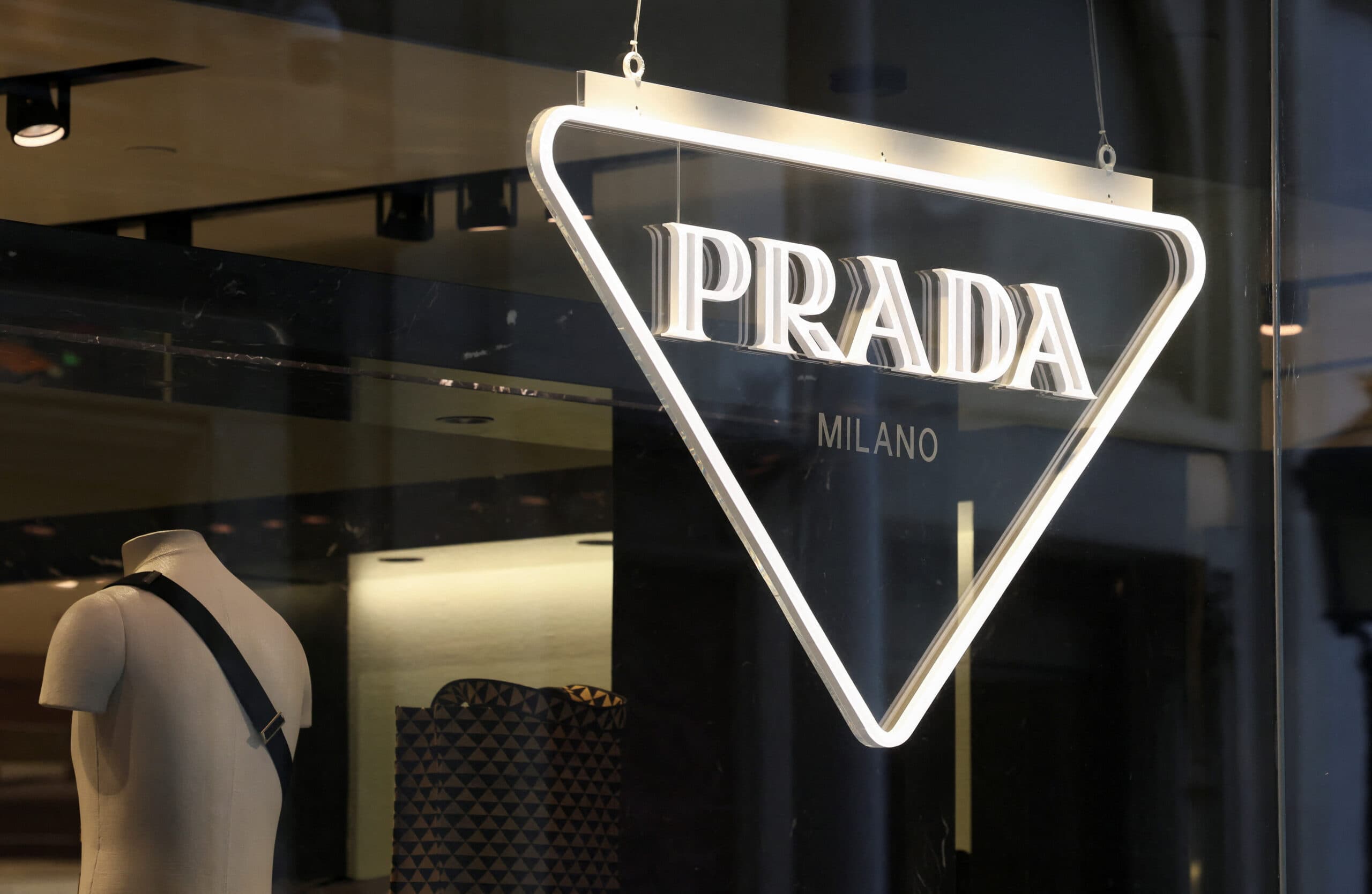 Prada – pronare e re e Versace-s