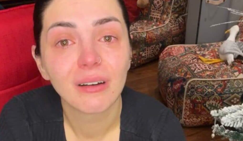 Fifi qan live, shfaqet në gjendje të rënduar emocionale