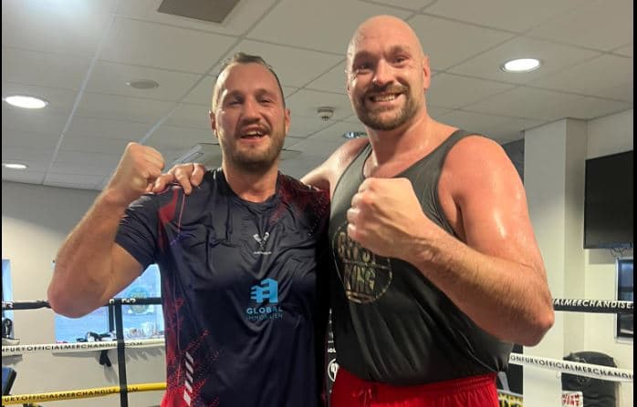 Boksieri shqiptar po stërvitet me Tyson Furyn: Gjetëm pak kohë edhe për një foto…!