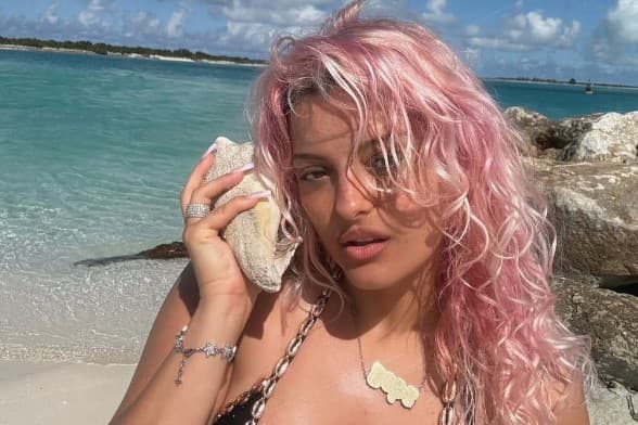 Bebe Rexha shfaqet “përvëluese” nga pushimet