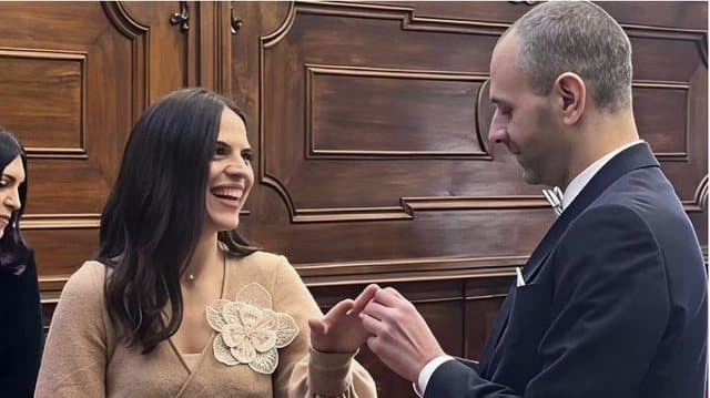 Shkaktoi aksident rrugor dhe vuajti 75 ditësh burg, profesori italian i arrestuar në Shqipëri martohet në L’Aquila
