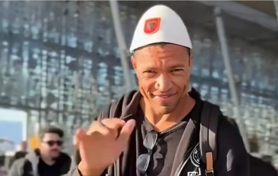 Me plis në kokë, legjenda e Milanit shihet në Shqipëri