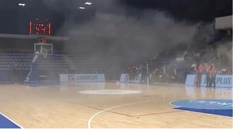 Hidhen mjete piroteknike, ndërpritet përkohësisht ndeshja Prishtina – Bashkimi
