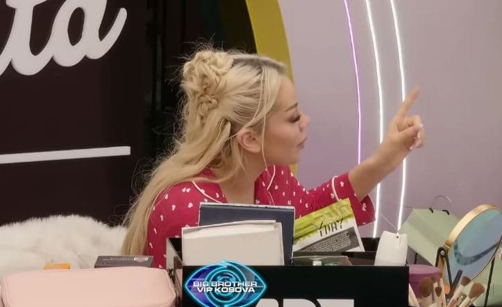 “Mos e përmendni më Toneyn!”, Benita ju kthehet ashpër banorëve (VIDEO)