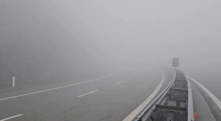 Mjegulla e dendur bllokon Rrugën e Kombit, rritet rreziku për aksidente