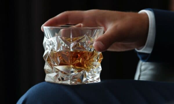 Tarifat e Trump godasin whiskeyn, ndalohet prodhimi i bourbon-it të famshëm Jim Beam