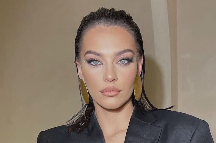 Gresa shfaqet e lumtur në shoqëri të dashurit të saj