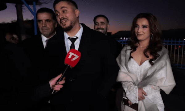Çifti dhe dasmorët në Gjakovë nga dasma shkojnë në vendvotim