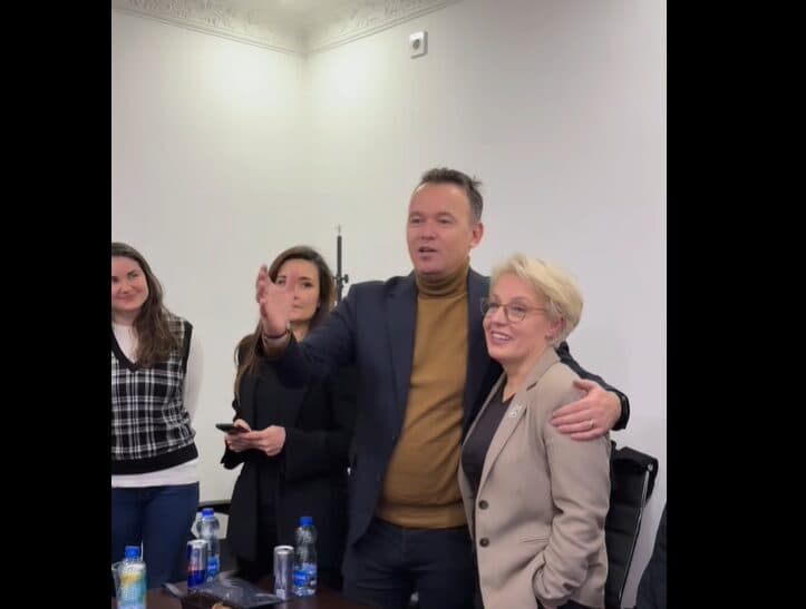 Featured image for Peci imitim i keq i Kurtit, me Gërvallen “përqafe” flet për Limajn: Iu thojshim, ajdi n’qeveri, jo s’po dojme. Ani shkoni pra, edhe shkun