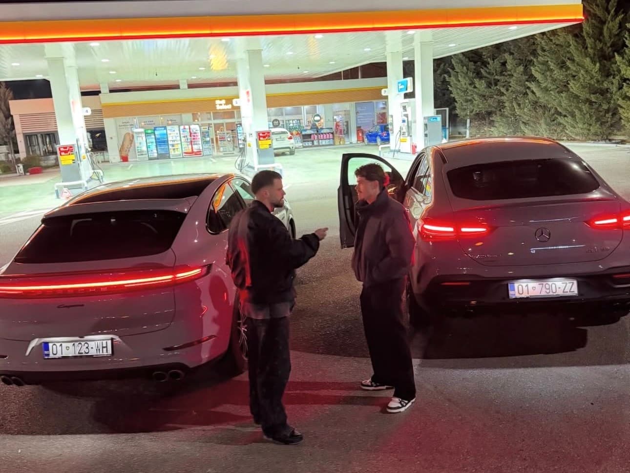 Jashari dhe Muja takohen në Kosovë dhe prezantojnë veturat luksoze